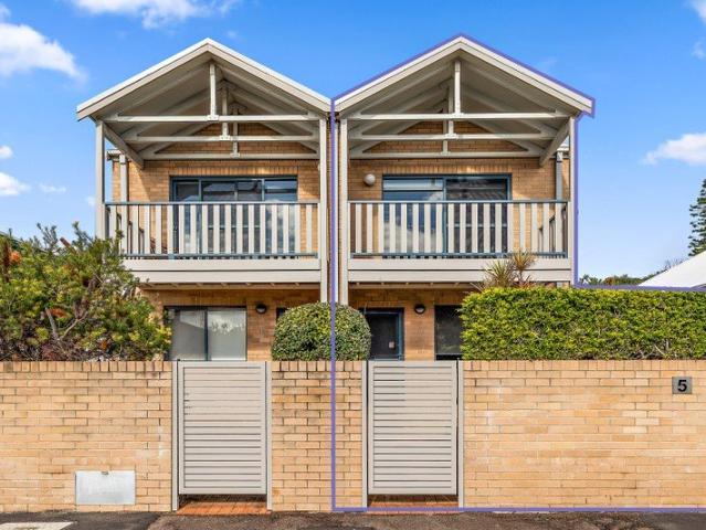 Low maintenance Townhouse, Beachside Living at its best