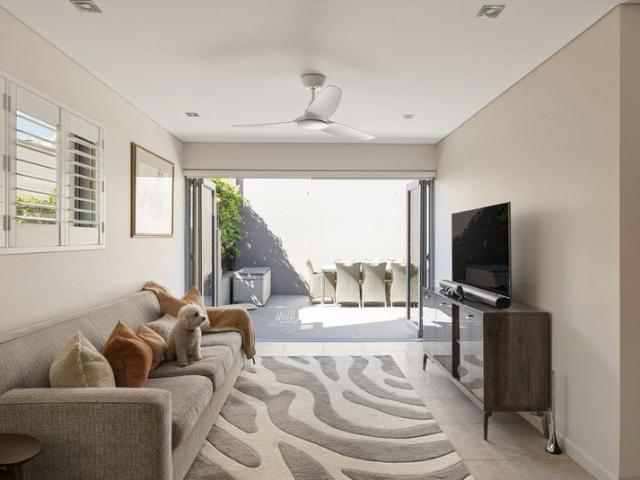 Low maintenance townhouse close to Darling Street village