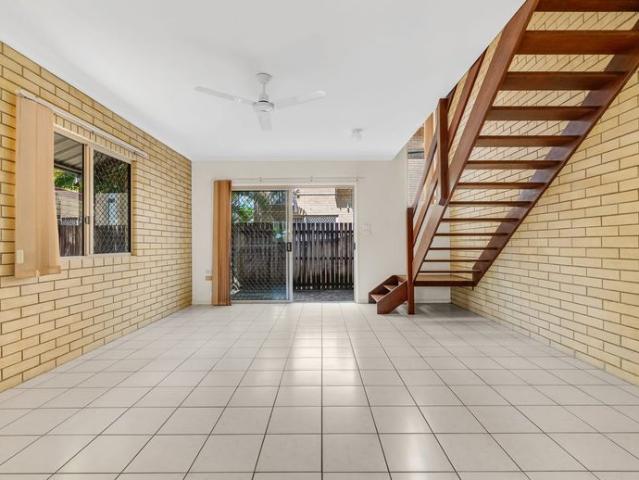 Low maintenance townhouse + courtyard!