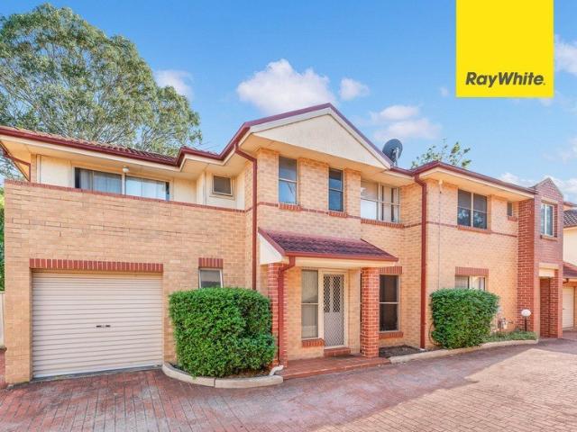LOW MAINTENANCE TOWNHOUSE IN A HIGHLY CONVENIENT LOCATION