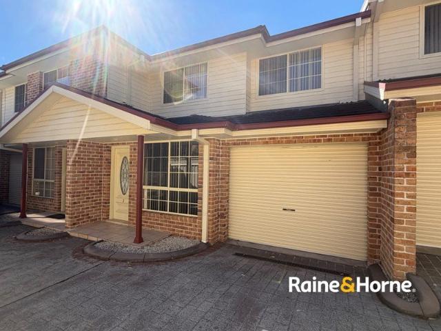 Low Maintenance Townhouse in Convenient Location