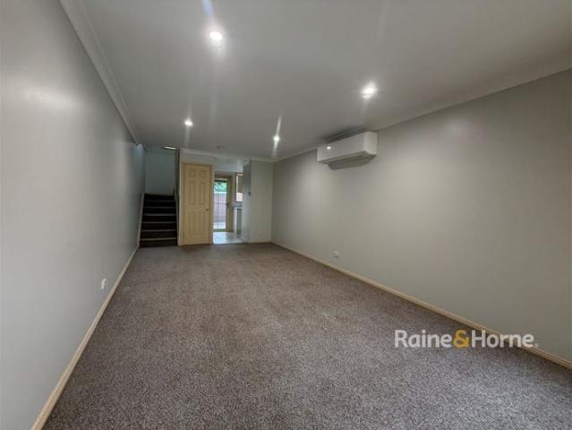 Low Maintenance Townhouse in Convenient Location