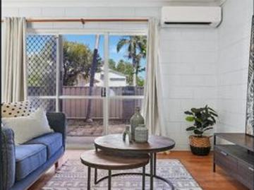 Low maintenance townhouse in convenient setting