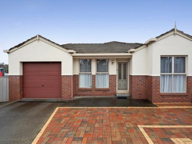 Low Maintenance Townhouse in Convenient Strathdale Location