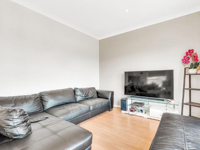 Low maintenance townhouse in great complex