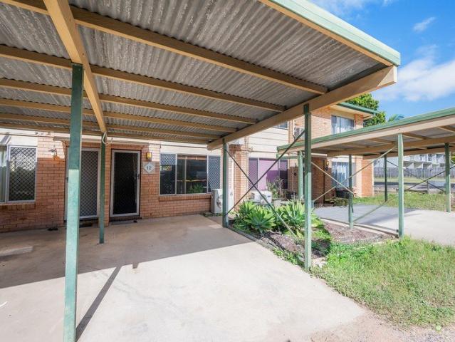 APPLICATION APPROVED: LOW MAINTENANCE TOWNHOUSE IN GREAT LOCATION
