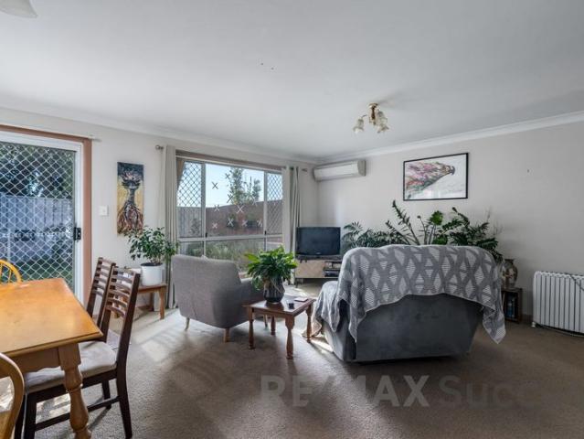 Low Maintenance Townhouse in Handy Kearneys Spring Location