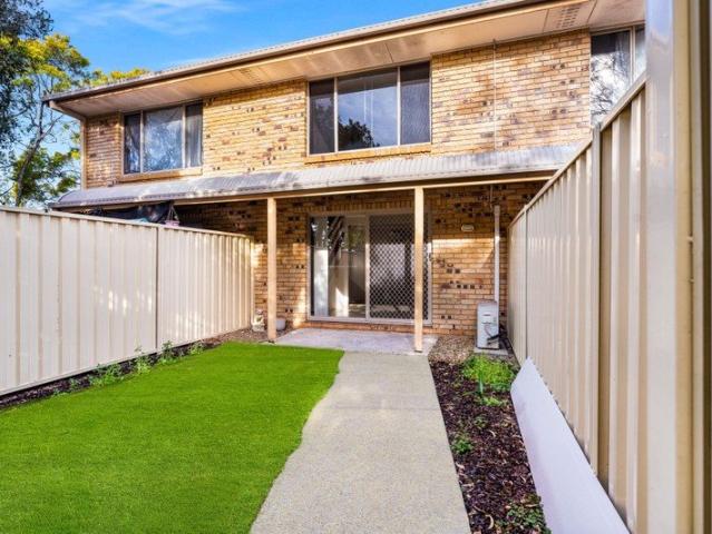 LOW MAINTENANCE TOWNHOUSE IN ULTRA CONVENIENT LOCATION