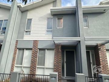 LOW MAINTENANCE TOWNHOUSE LIVING