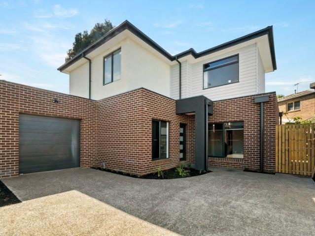 Low Maintenance Townhouse Living!