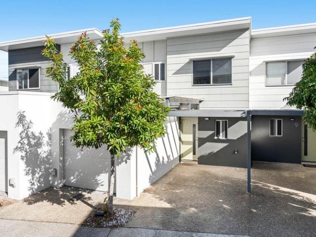 Low Maintenance Townhouse Living in a Prime Wynnum West Location!
