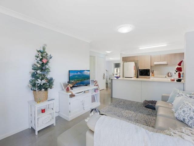 Low Maintenance Townhouse + Pool in Complex!