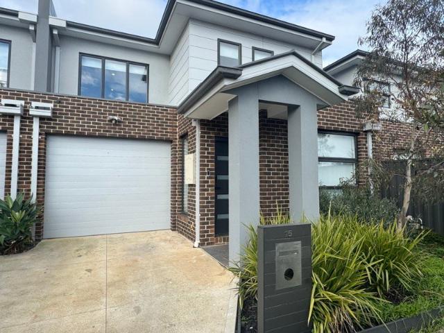 Low maintenance townhouse with all the Convenience