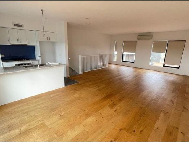LOW MAINTENANCE TOWNHOUSE