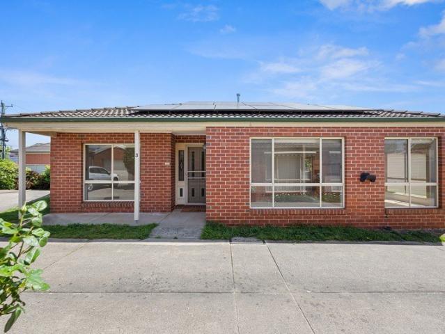 Low Maintenance Unit Close Shops & Lake Wendouree!