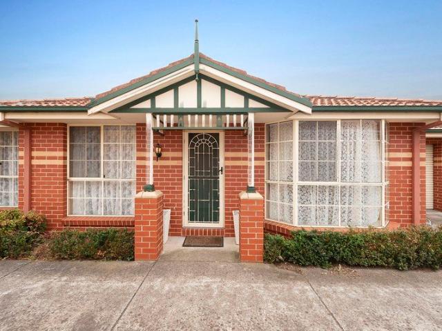 Low maintenance unit, great location!