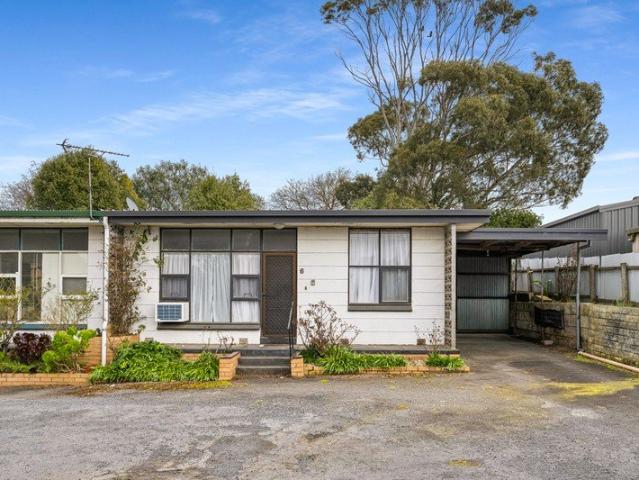 Low maintenance unit ideal for investors!