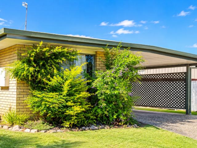 Low Maintenance Unit in Good Location!