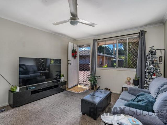 Low Maintenance Unit in Handy Newtown Location