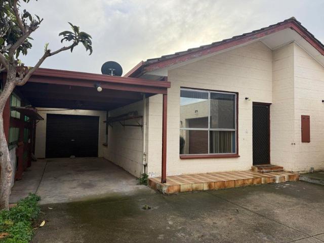 Low Maintenance Unit in Prime Location! APPLICATIONS NOW OPEN
