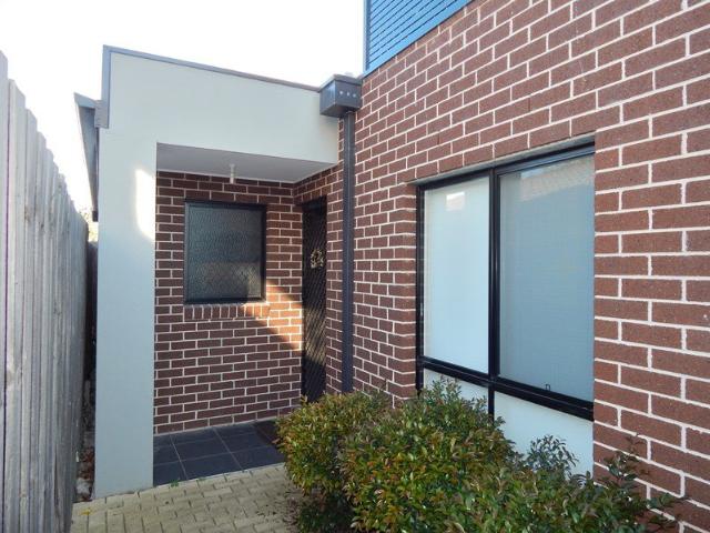 Low Maintenance Unit In Prime Reservoir Location!