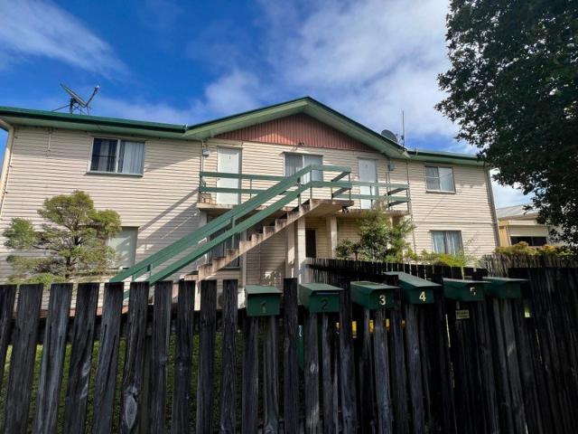 LOW MAINTENANCE UPSTAIRS UNIT