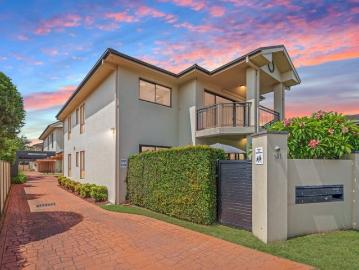 LOW MAINTENANCE UPSTAIRS UNIT IN THE HEART OF ETTALONG BEACH