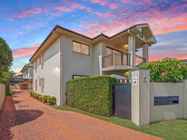 LOW MAINTENANCE UPSTAIRS UNIT IN THE HEART OF ETTALONG BEACH