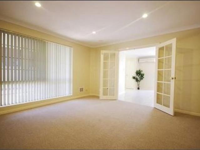 Low maintenance villa in great location!
