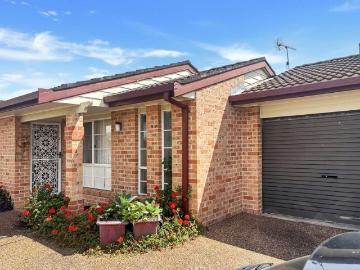 LOW MAINTENANCE VILLA IN SMALL COMPLEX, WALKING DISTANCE TO SHOPS & RAIL