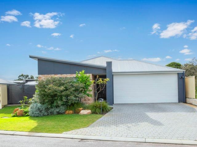 LOW MAINTENCE HOME WALKING DISTANCE TO THE BEACH, TOWN AND GOLF CLUB