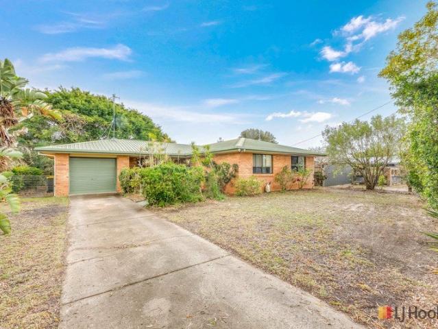 LOW SET BRICK, A FIRST HOME BUYERS SPECIAL IN A QUIET POCKET, MINUTES FROM THE WATER