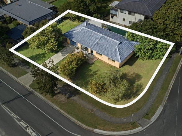 Low Set Brick Home Corner Block Very close walking Distance to Logan Central Shopping centre