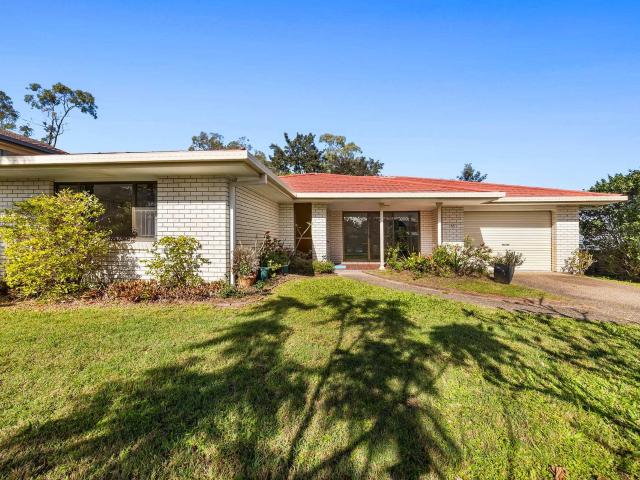 low set family home in carindale