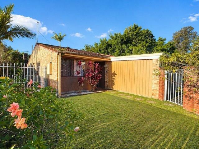 Low Set Freestanding Duplex In Peaceful & Convenient Location Large Yard, Character & Potential PLUS! Make It Your Own!