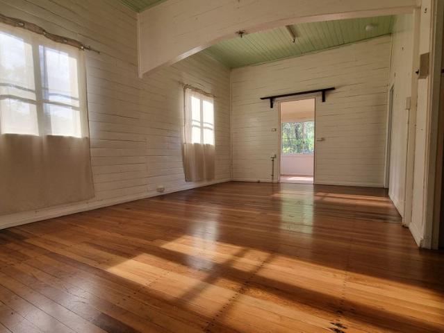 LOW SET QUEENSLANDER CLOSE TO SCHOOLS