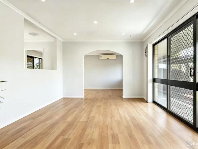 Low set 4 bed house with breathtaking deck