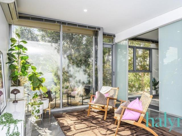 Low Strata Levies, 2x Car Bays & Vacant!