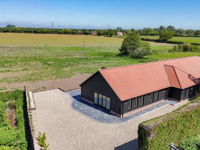 Low Road, Pentney 3 bed semi detached bungalow to rent £1,800 pcm £415 pw