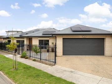 Low Upkeep 3 Bed Home With A Gourmet Kitchen!