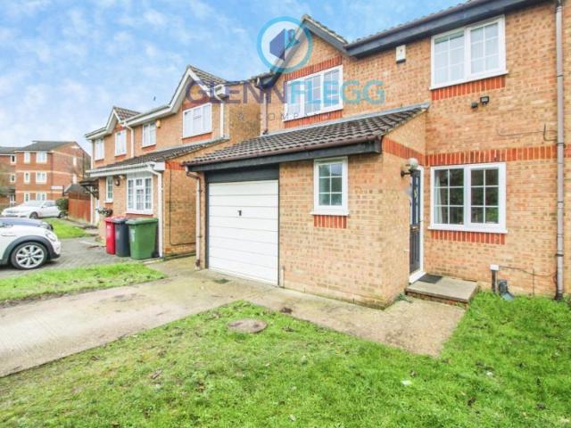 LOWESTOFT DRIVE, BURNHAM, BERKSHIRE 4 bed terraced house to rent £2,200 pcm £508 pw