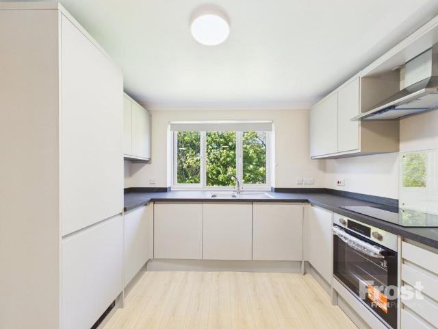 Lowestoft Drive, Slough, Berkshire, SL1 2 bed apartment to rent £1,400 pcm £323 pw