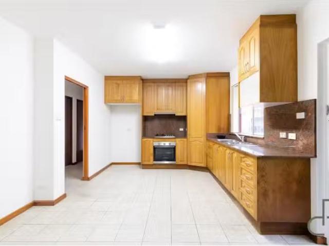 Lower/5 Kerry Close, Beacon Hill Townhouse for rent Listed by.