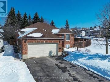 Wellington, Ontario - Garden, Parking, Cellar