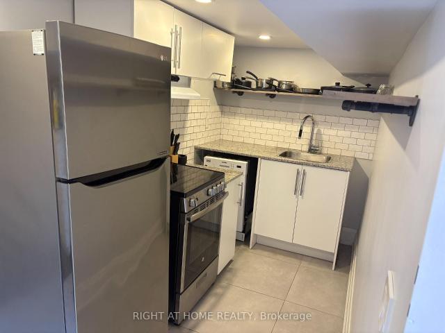 Lower 39 Amherst Avenue in Toronto: Oakwood Village House for lease Toronto C03: MLS®# C13629294