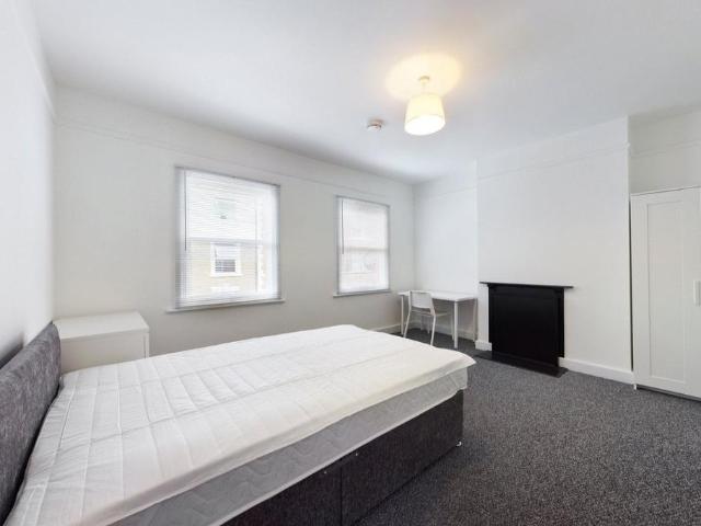 Lower Thrift Street, Northamptonshire. 1 bed in a house share to rent £595 pcm £137 pw