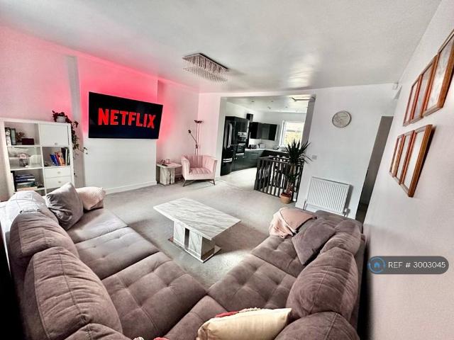 Lower Tweedale Street, Rochdale, OL11 2 bed flat to rent £1,400 pcm £323 pw