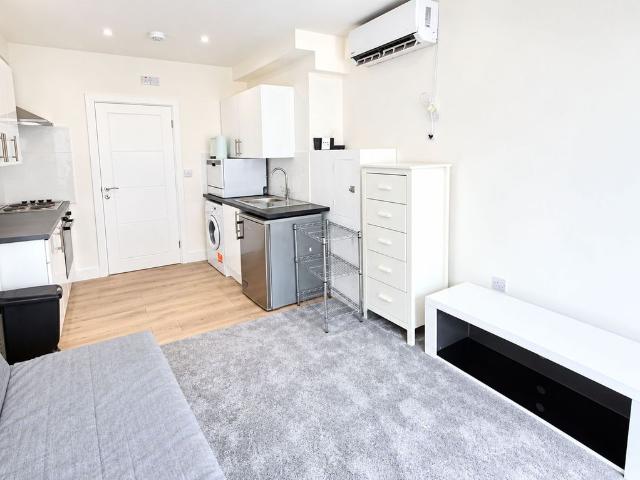 Lower Addiscombe Road, Croydon CR0, Studio to rent, £1,000 pcm | PrimeLocation