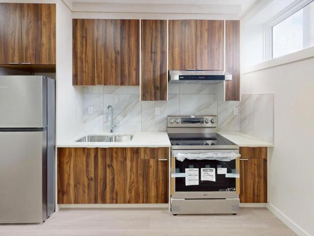 Lower B 215 Corner Glen Gardens Northeast 1 bed Apartment for Rent