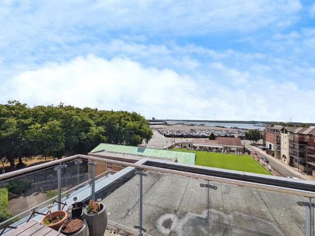 Lower Canal Walk, Southampton SO14 2 bed flat to rent £2,000 pcm £462 pw